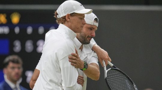 Smola na grandslamoch ho sprevádza naďalej: Dimitrov mal Sinnera na lopate, potom prišlo zranenie, skreč a slzy