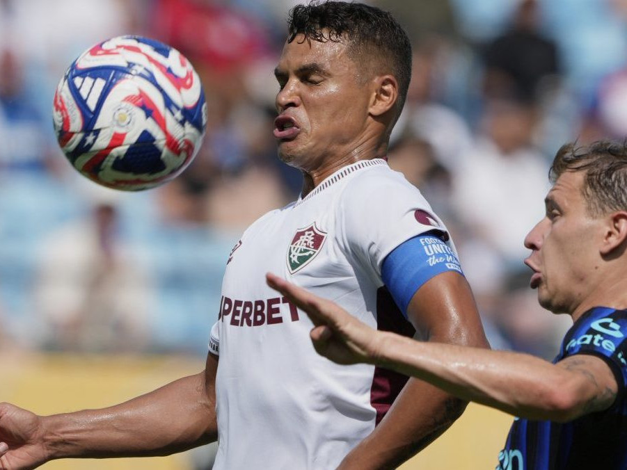 Thiago Silva (vľavo) z Fl uminense a Nicolo Barella z Interu Miláno bojujú o loptu.