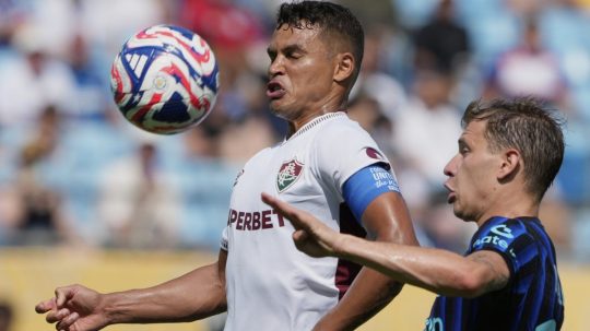 Thiago Silva (vľavo) z Fl uminense a Nicolo Barella z Interu Miláno bojujú o loptu.