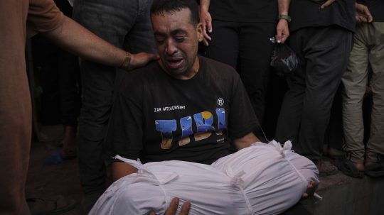 Abdel Hadi Bashir trúchli nad telami mŕtvych dcér.