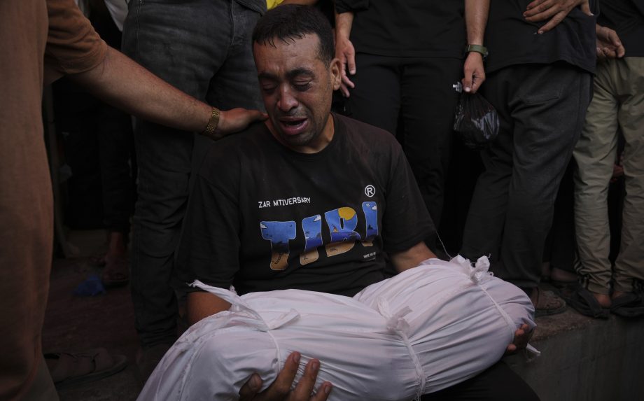 Za jeden deň zabili izraelské útoky viac než 30 Palestínčanov. Počet obetí ofenzívy v Gaze presiahol 57-tisíc