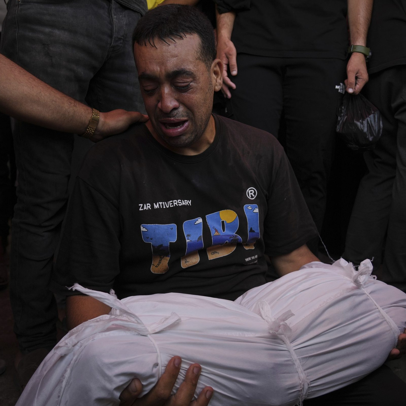 Za jeden deň zabili izraelské útoky viac než 30 Palestínčanov. Počet obetí ofenzívy v Gaze presiahol 57-tisíc