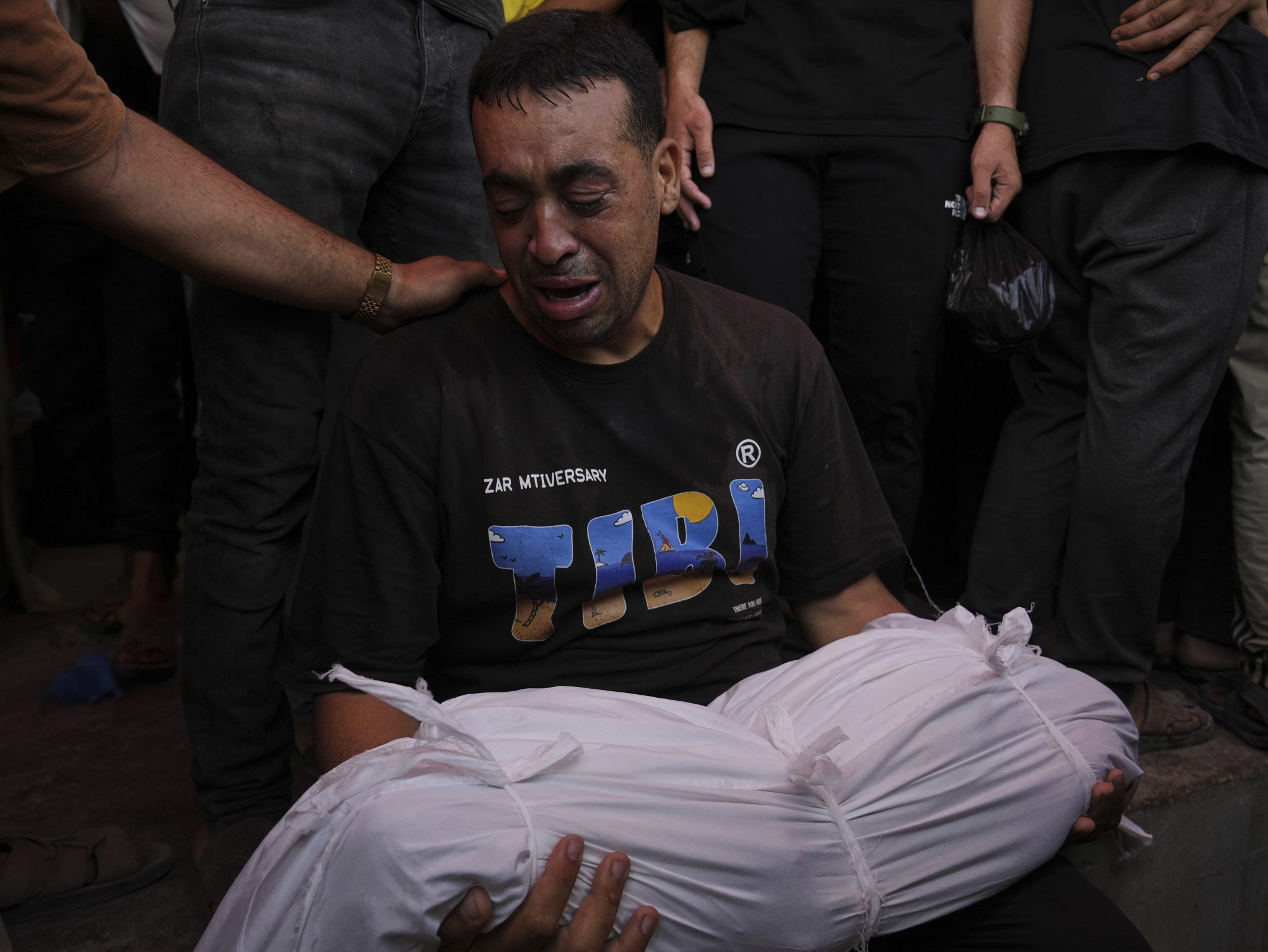 Abdel Hadi Bashir trúchli nad telami mŕtvych dcér.