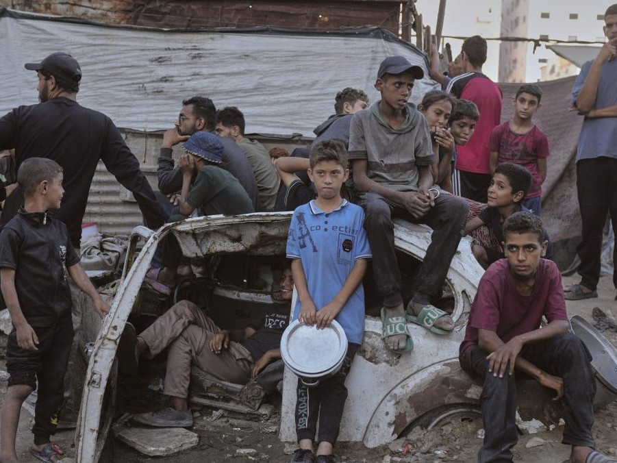 Palestínčania čakajú na jedlo.