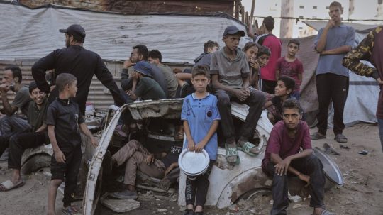 Palestínčania čakajú na jedlo.