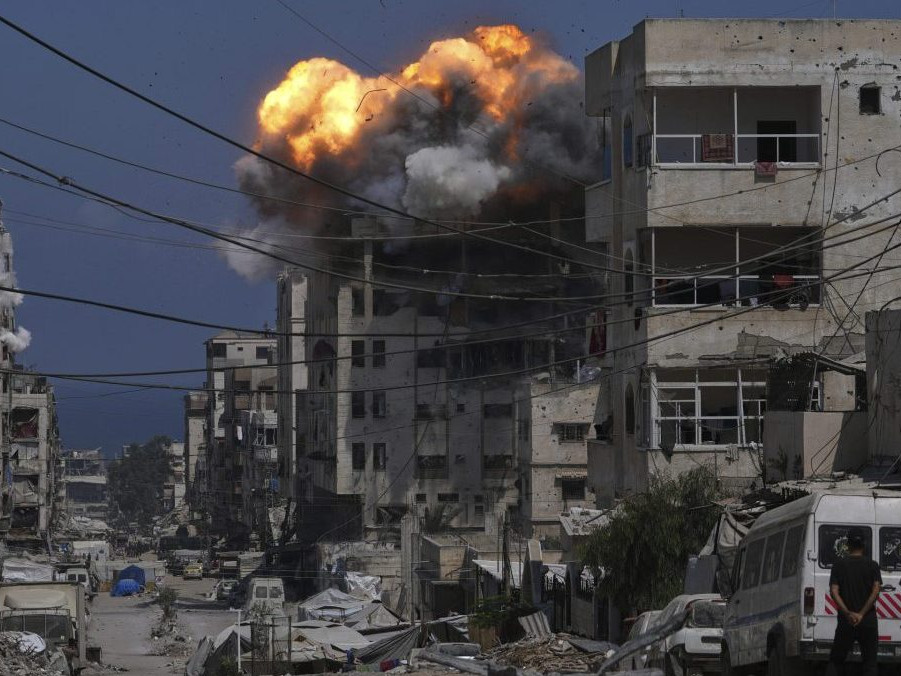 Dym a plamene z izraelského náletu v Pásme Gazy.