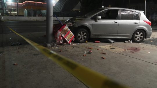 Na snímke auto po incidente, pri ktorom auto narazilo do davu ľudí v Los Angeles.