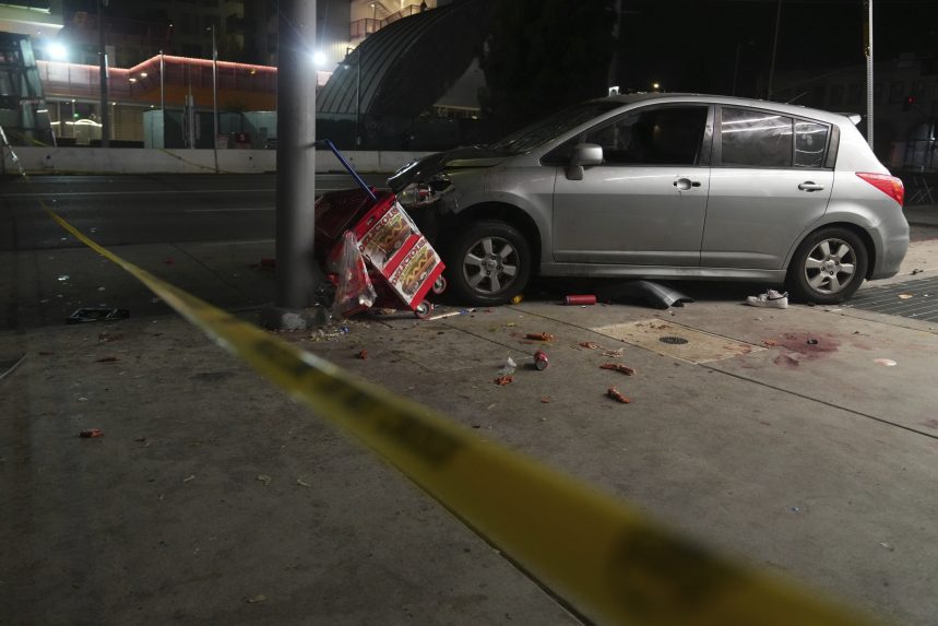 Vodiča, ktorý vrazil do davu v Los Angeles, obvinili z úmyselného napadnutia. Zranil najmenej 30 ľudí