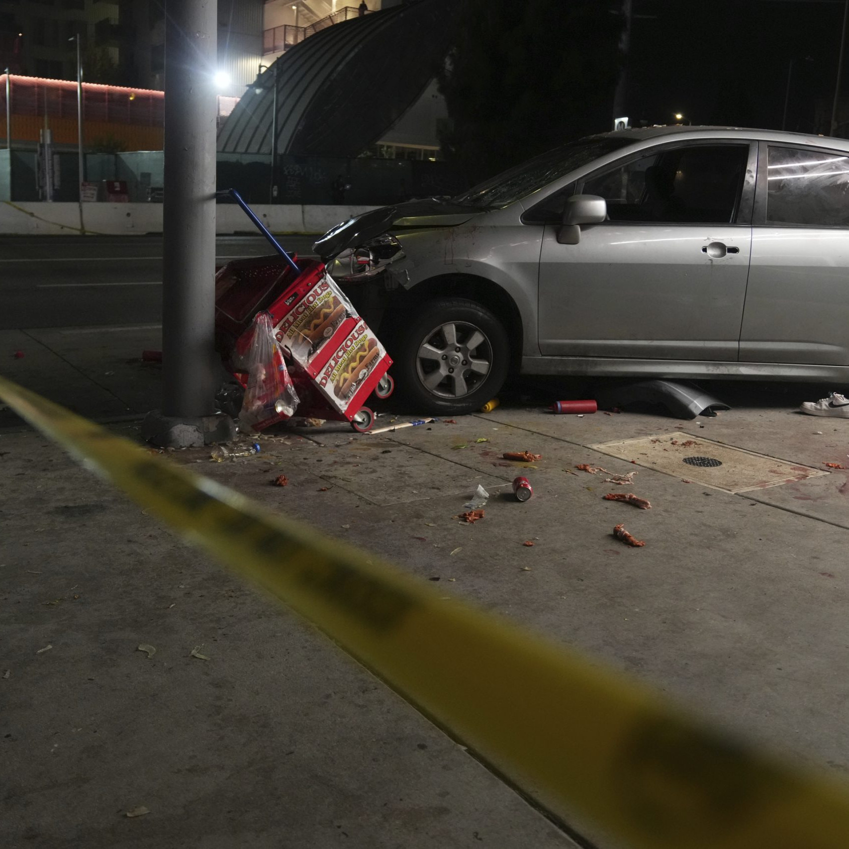 Vodiča, ktorý vrazil do davu v Los Angeles, obvinili z úmyselného napadnutia. Zranil najmenej 30 ľudí