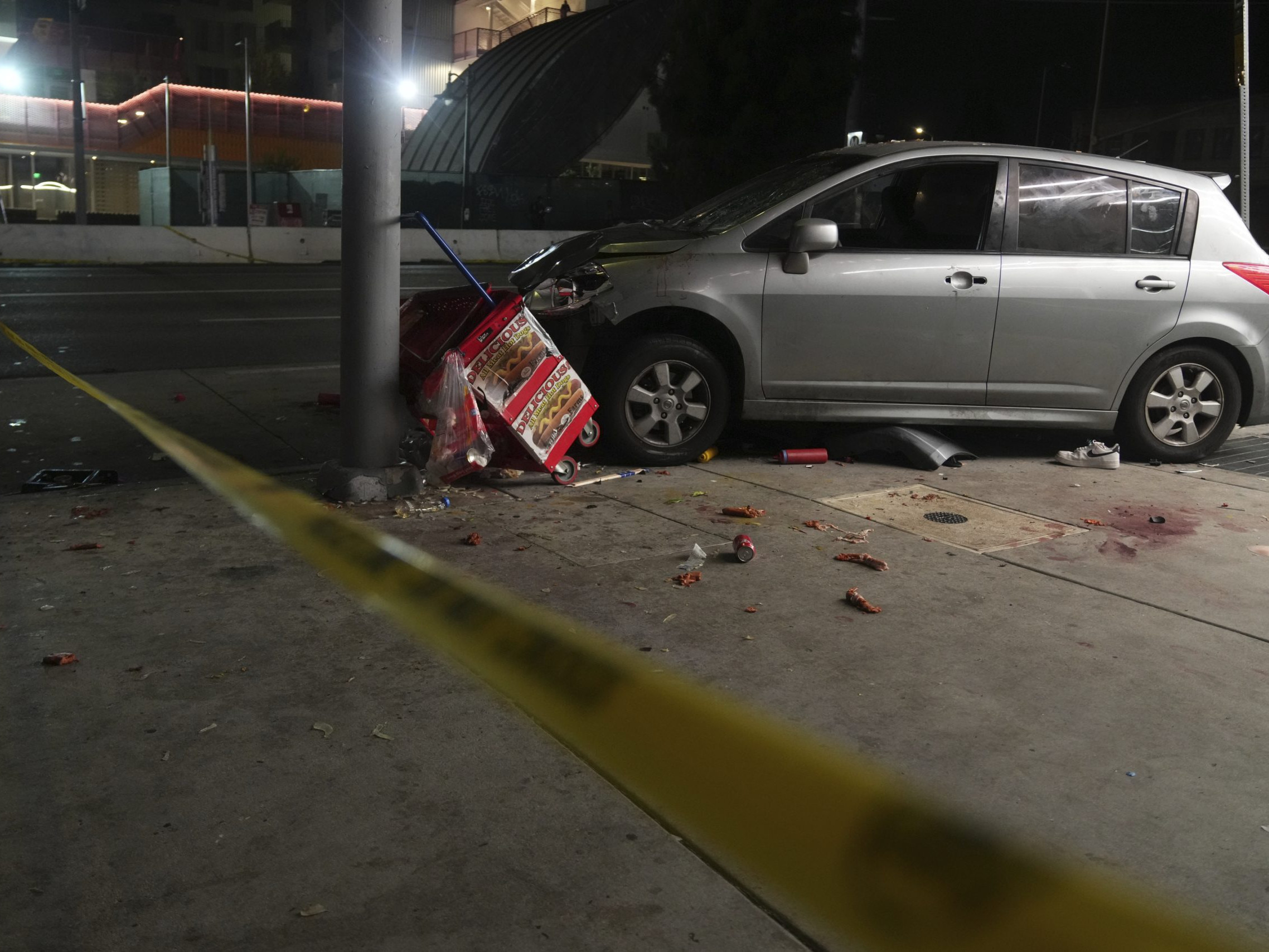 Na snímke auto po incidente, pri ktorom auto narazilo do davu ľudí v Los Angeles.