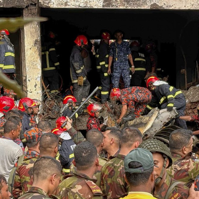 VIDEO: Po páde lietadla do univerzitného areálu v Bangladéši zomrelo najmenej 19 ľudí. Desiatky utrpeli zranenia