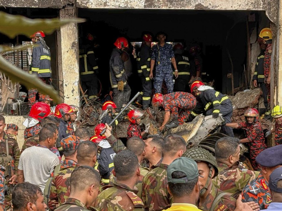 VIDEO: Po páde lietadla do univerzitného areálu v Bangladéši zomrelo najmenej 19 ľudí. Desiatky utrpeli zranenia