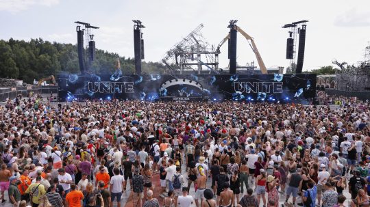 Dav ľudí na festivale elektronickej hudby Tomorrowland.