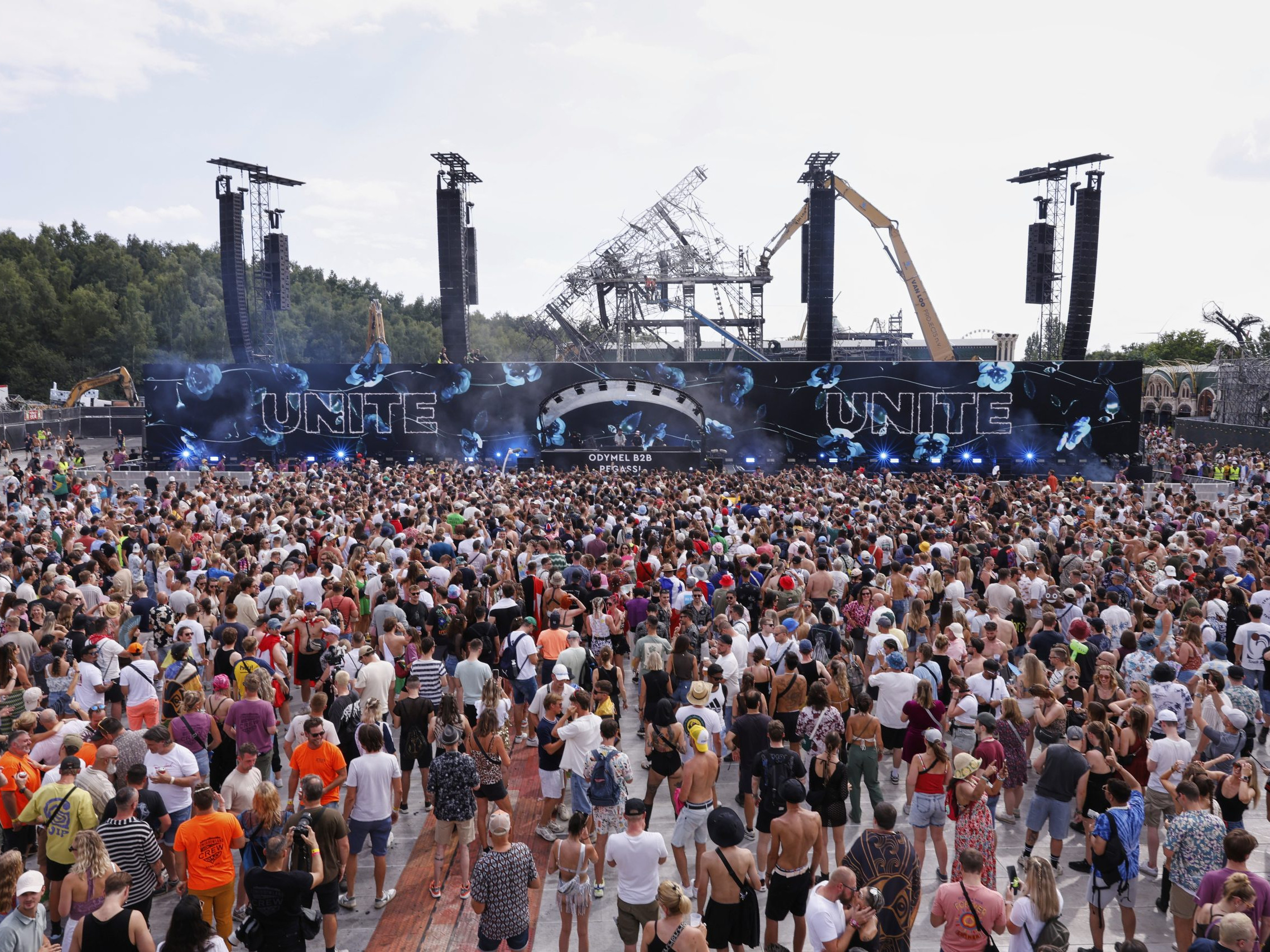 Dav ľudí na festivale elektronickej hudby Tomorrowland.