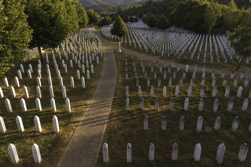 Na leteckej snÃƒÂ­mke cintorÃƒÂ­n v PotoÃ„Âari, kde sÃƒÂº pochovanÃƒÂ© obete masakry v Srebrenici 28. jÃƒÂºna 2025.