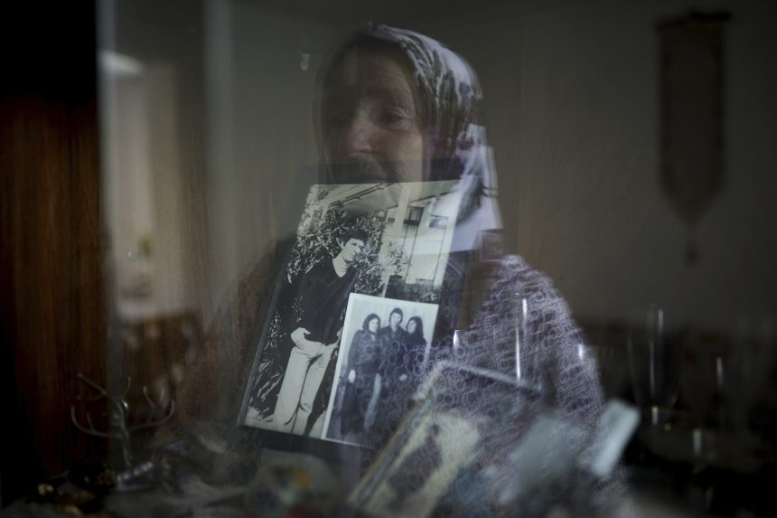 Na snÃƒÂ­mke sedemdesiatpÃƒÂ¤Ã…Â¥roÃ„ÂnÃƒÂ¡ Aisa OmeroviÃ„ÂovÃƒÂ¡ sa pozerÃƒÂ¡ na fotografie svojich rodinnÃƒÂ½ch prÃƒÂ­sluÃ…Â¡nÃƒÂ­kov, obetÃƒÂ­ srebrenickej genocÃƒÂ­dy.