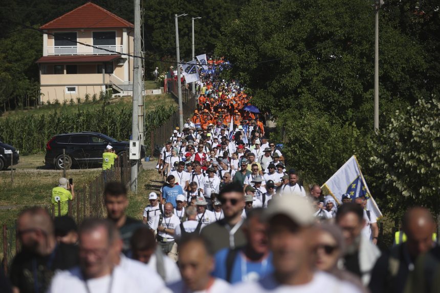 Na snÃƒÂ­mke Ã„Â¾udia sa ÃƒÂºÃ„Âastnia na Pochode mieru pri prÃƒÂ­leÃ…Â¾itosti 30. vÃƒÂ½roÃ„Âia srebrenickej masakry v obci Nezuk v utorok 8. jÃƒÂºla 2025.