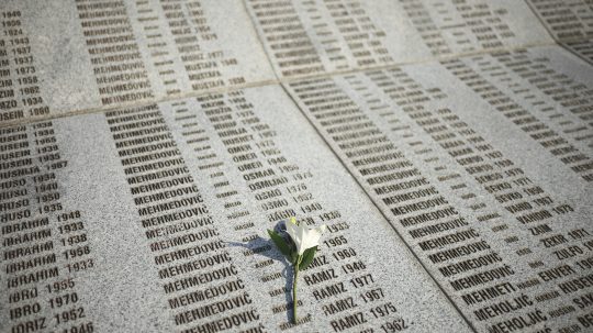 Na snímke kvet na pamätnej tabuli s menami obetí srebrenickej genocídy sa nachádza na cintoríne v obci Počotari.