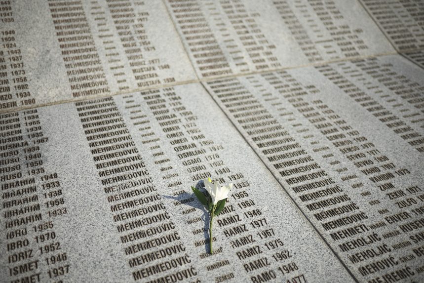 Od genocídy v Srebrenici uplynulo 30 rokov: Približne tisíc obetí masakru dodnes nenašli