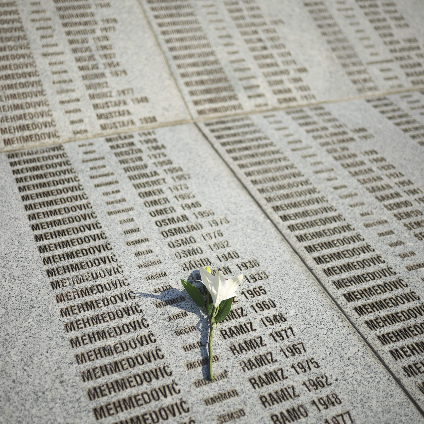 Od genocídy v Srebrenici uplynulo 30 rokov: Približne tisíc obetí masakru dodnes nenašli