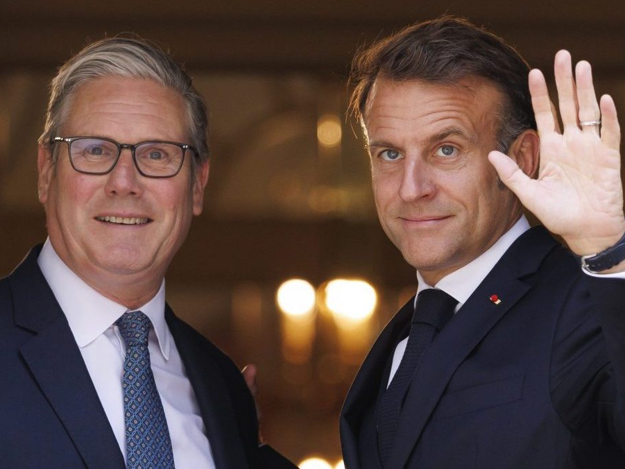 Na snímke Keir Starmer a Emmanuel Macron.