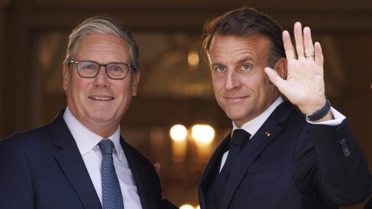 Na snímke Keir Starmer a Emmanuel Macron.