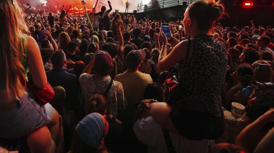 Dav ľudí na festivale.