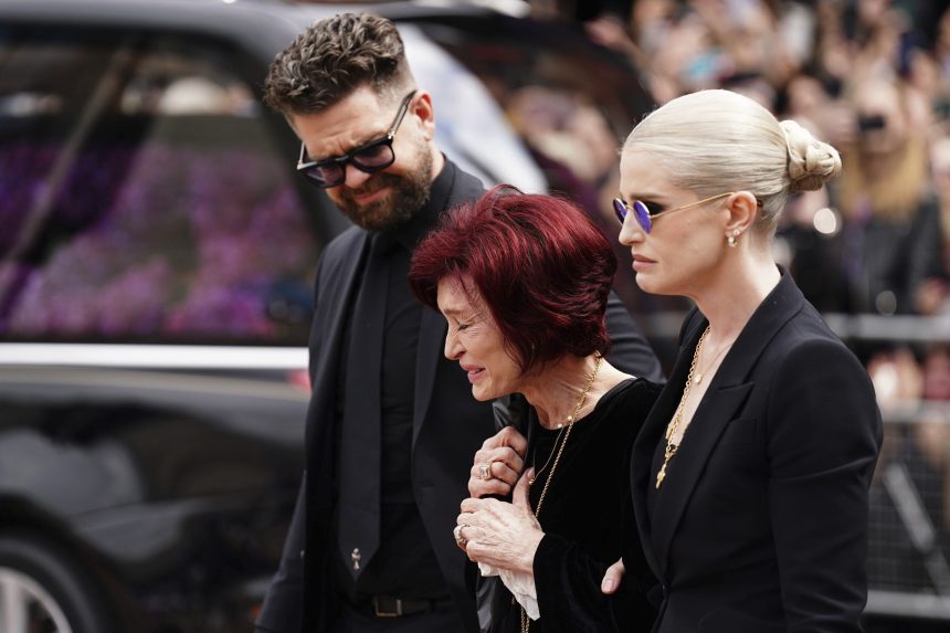 Sharon Osbournová so svojimi deťmi Kelly a Jackom.