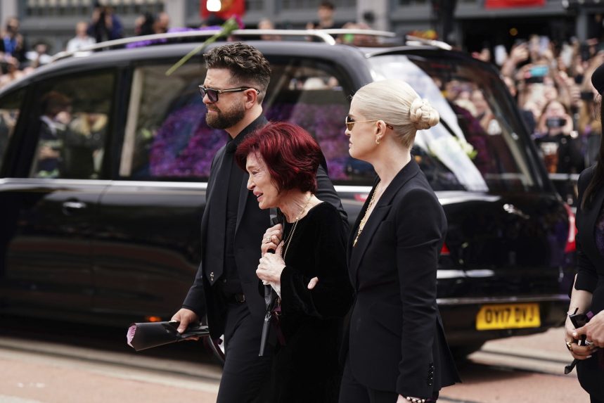 Sharon OsbournovÃƒÂ¡ so svojimi deÃ…Â¥mi Kelly a Jackom.