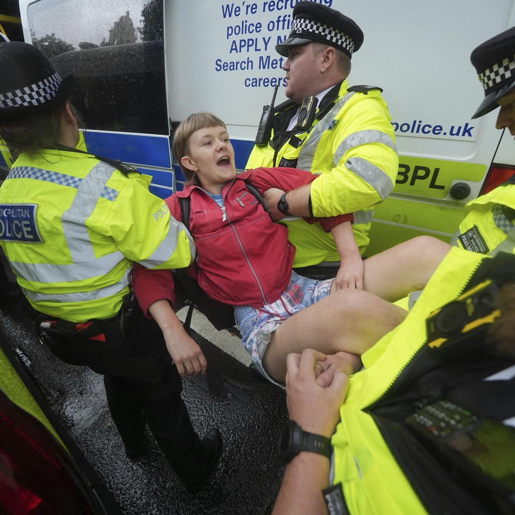 Britská polícia zasahovala na proteste proti zákazu propalestínskej organizácie. Zadržali viac ako sto ľudí
