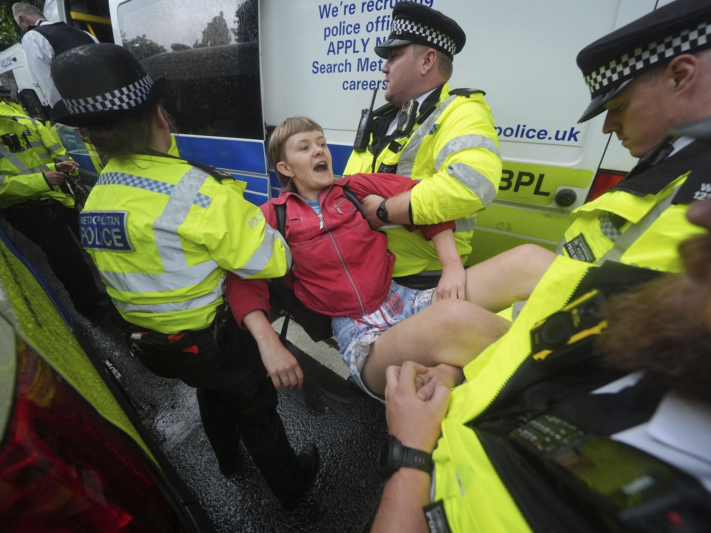 Metropolitní policajti vynášajú demonštrantku počas protestného pochodu na vyjadrenie podpory a solidarity s Palestínčanmi v Gaze na pro-palestínskom zhromaždení v Londýne.