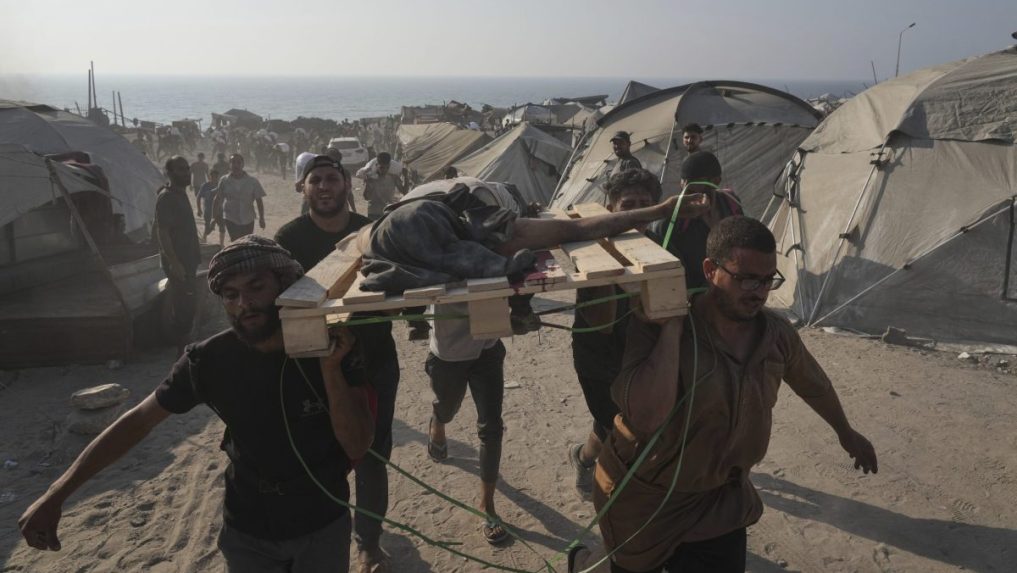 Palestínčania nesú telo muža v Pásme Gazy.