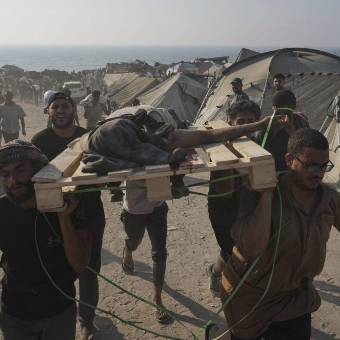 Palestínčania nesú telo muža v Pásme Gazy.