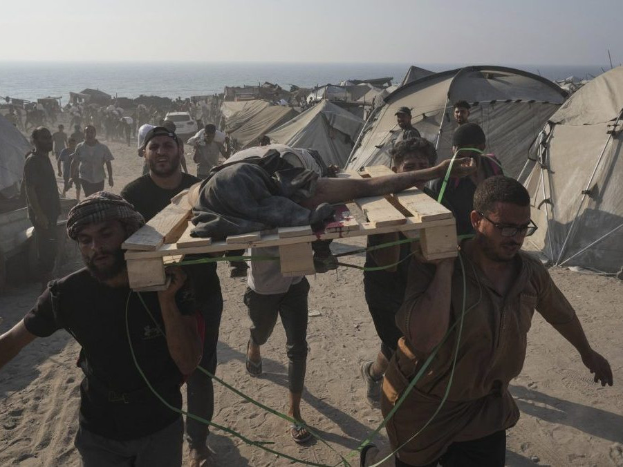 Palestínčania nesú telo muža v Pásme Gazy.