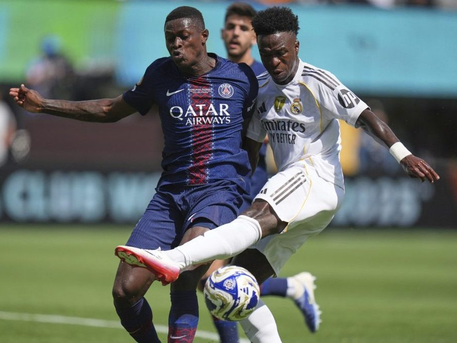 Na snímke futbalisti Paris Saint-Germain a Real Madrid.