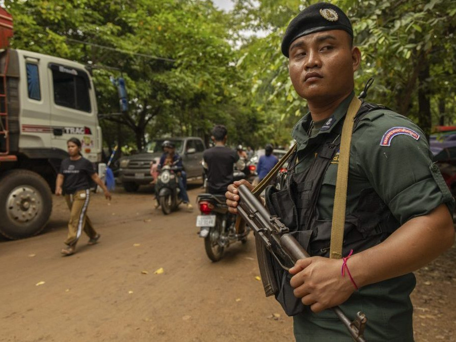 Ozbrojený príslušník kambodžskej národnej polície.