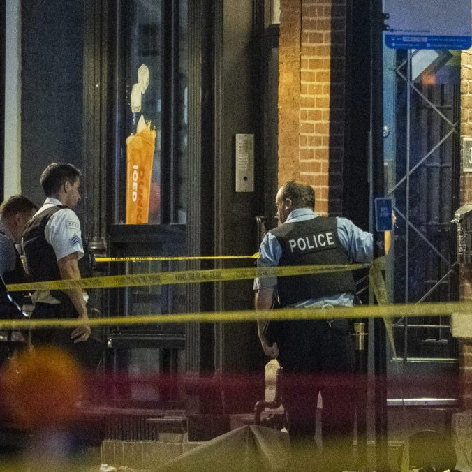 Po masovej streľbe z idúceho auta v Chicagu prišli o život štyri osoby, ďalších 14 utrpelo zranenia