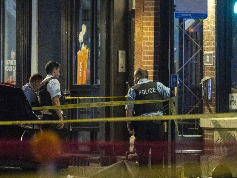 Po masovej streľbe z idúceho auta v Chicagu prišli o život štyri osoby, ďalších 14 utrpelo zranenia