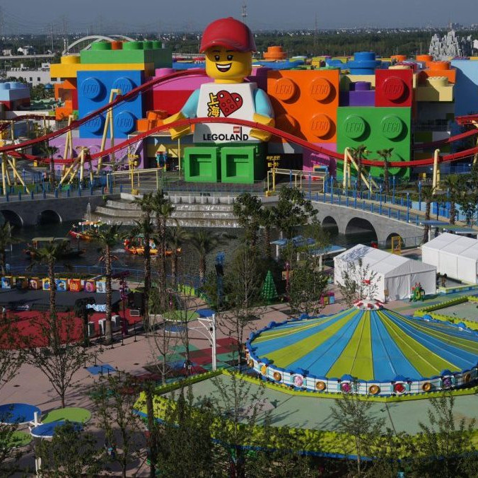 VIDEO: V Šanghaji otvorili najväčší Legoland na svete. Zábavný park postavili z 85 miliónov kociek stavebnice