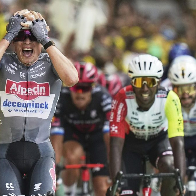 VIDEO: Prvý majiteľ žltého dresu je známy. Úvodnú etapu Tour de France ovládol Belgičan Philipsen