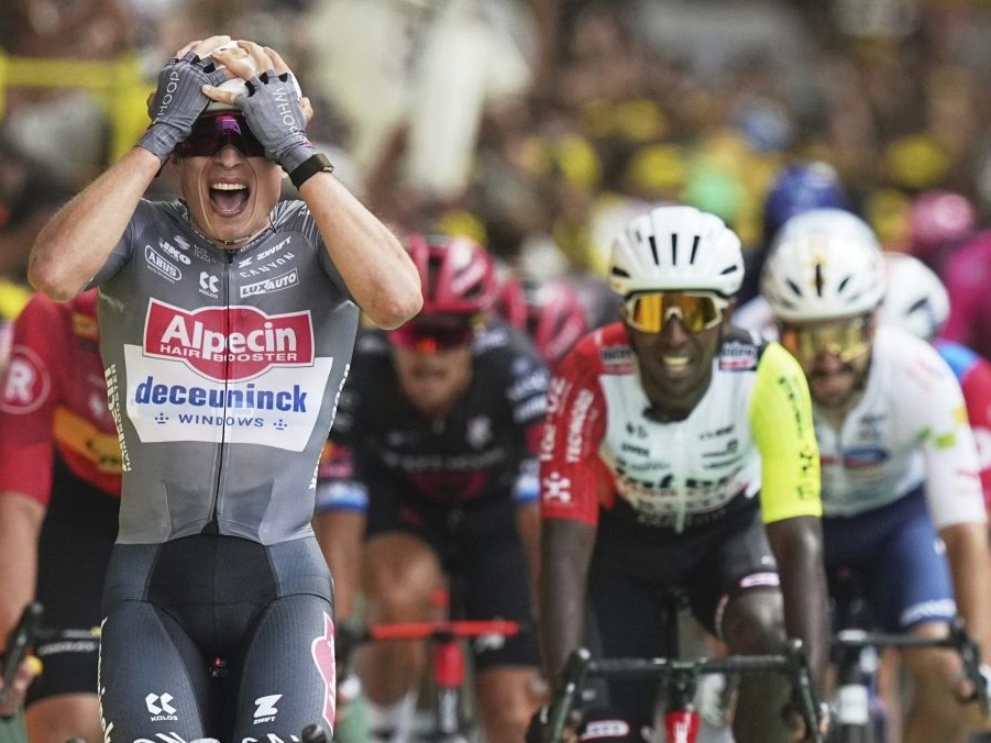 VIDEO: Prvý majiteľ žltého dresu je známy. Úvodnú etapu Tour de France ovládol Belgičan Philipsen