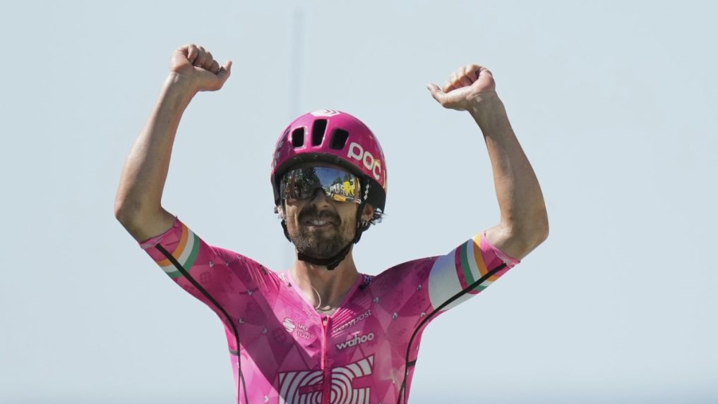 VIDEO: Využil moment prekvapenia a zvíťazil. Ír Healy oslavuje premiérový triumf na Tour de France