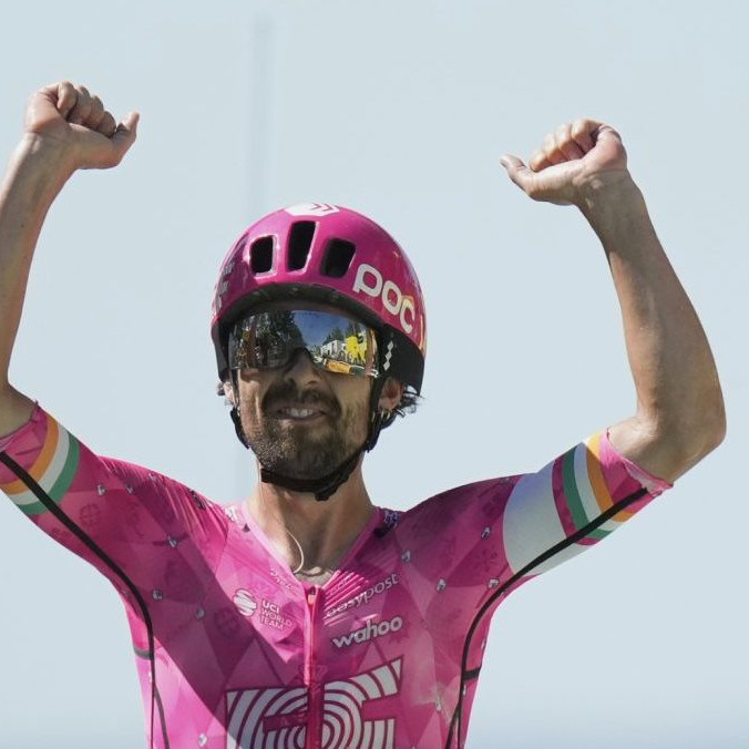 VIDEO: Využil moment prekvapenia a zvíťazil. Ír Healy oslavuje premiérový triumf na Tour de France