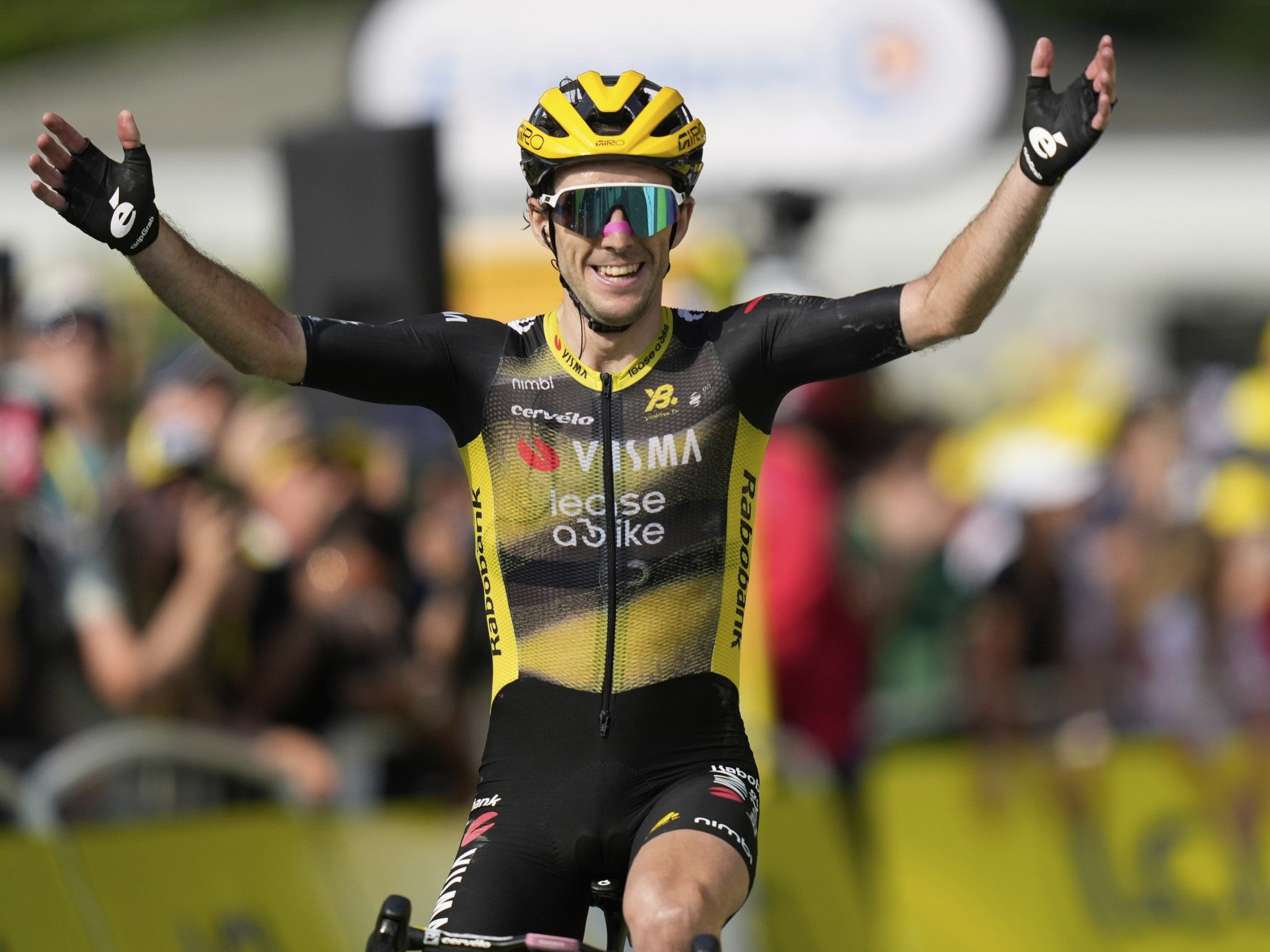 V desiatej etape Tour de France zvíťazil Simon Yates. Brit slávi tretí etapový triumf