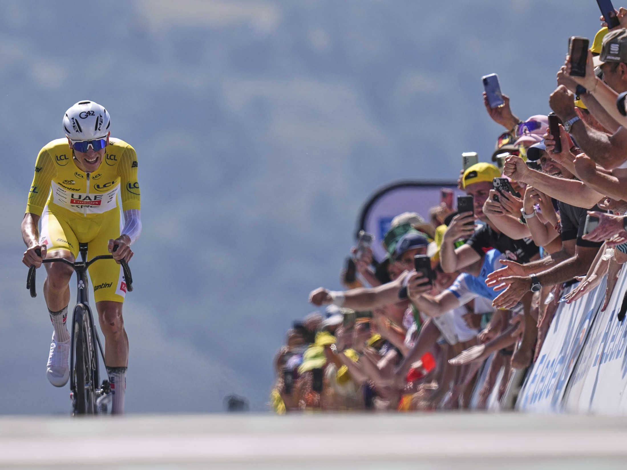 V časovke do vrchu triumfoval Pogačar. Upevnil si prvú priečku v celkovom hodnotení Tour de France
