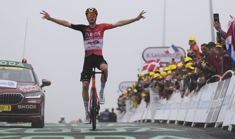 Víťazom kráľovskej etapy Tour de France sa stal Arensman, celkovým lídrom ostáva Pogačar