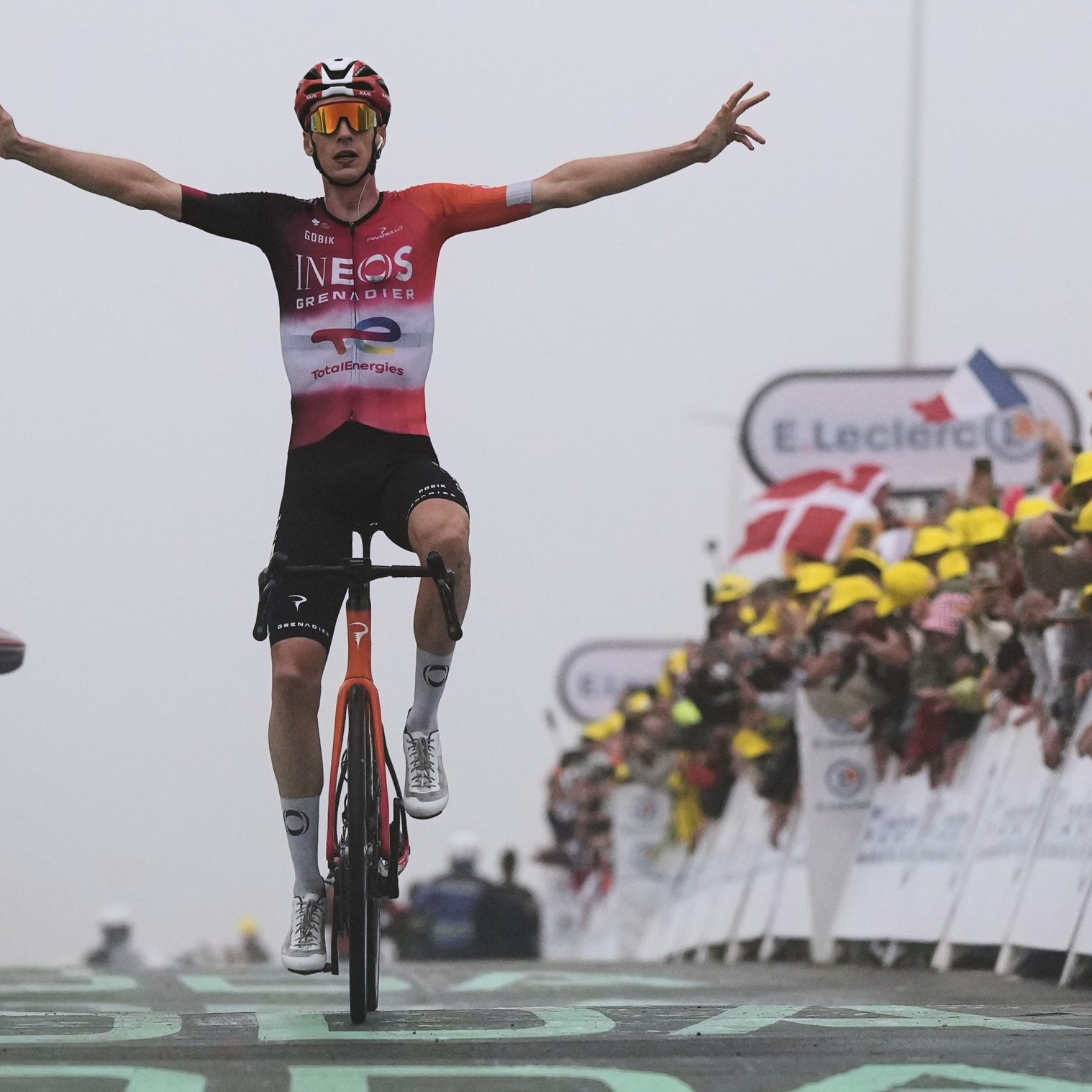 Víťazom kráľovskej etapy Tour de France sa stal Arensman, celkovým lídrom ostáva Pogačar