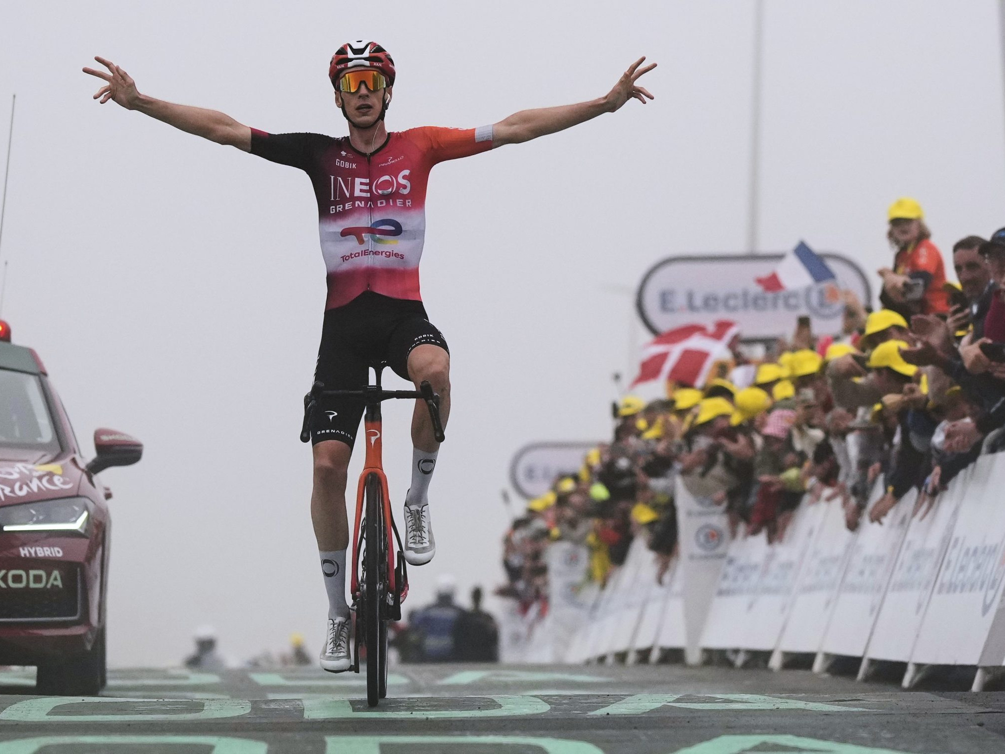Víťazom kráľovskej etapy Tour de France sa stal Arensman, celkovým lídrom ostáva Pogačar