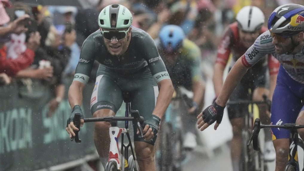 Taliansky cyklista Jonathan Milan špurtuje od cieľa 17. etapy Tour de France.
