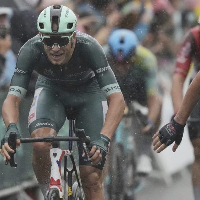 Taliansky cyklista Jonathan Milan špurtuje od cieľa 17. etapy Tour de France.